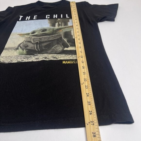 Mandalorian "The Child" Black Baby Yoda T-shirt - Size Small Star Wars - Picture 9 of 10